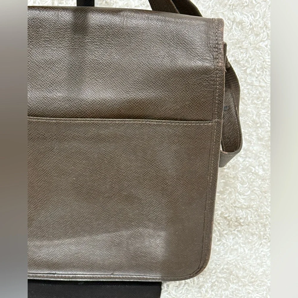 Louis Vuitton Taiga Messenger Bag